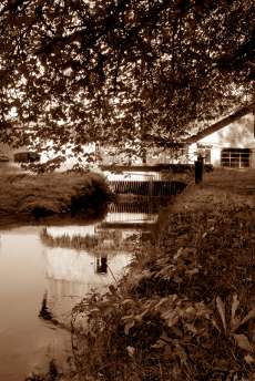 le bief qui passe sous le moulin